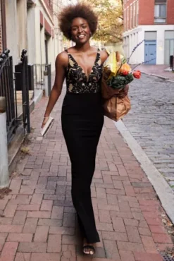 Embellished Crepe Plunge Mermaid Dress -Kelly Shop D28NY22557 2 PDP Crop JAN19 1920x2880