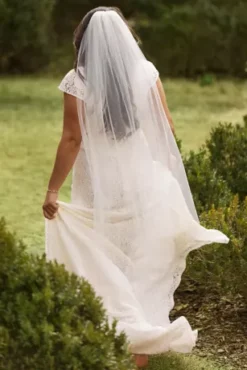 Reimagine Recycled Tulle Mid-Length Veil -Kelly Shop V665 2 PDP Crop MAR16 1920x2880